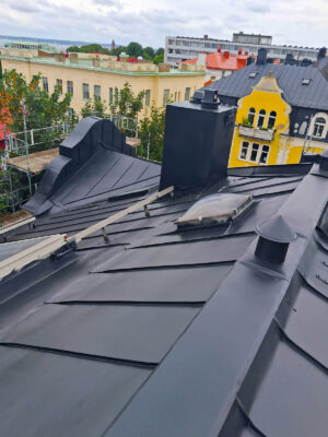 Färdigmålat tak på Hövitsmansgatan i Helsingborg