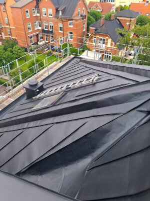 Färdigmålat tak på Hövitsmansgatan i Helsingborg